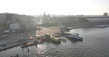 Amsterdam, 13 Şubat 2023, Hollanda 'da. Ana istasyon durağında feribottan inip inen yolcuların kuş bakışı görüntüsü..