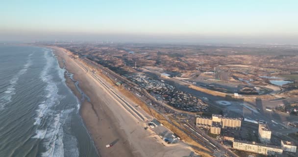 一个惊人的无人驾驶飞机视频展示了充满活力的海滩生活和令人印象深刻的海岸线 这是荷兰最受欢迎的旅游胜地 — 图库视频影像