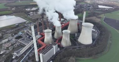 Modern sanayinin yüksek bir sembolü olan Neurath güç istasyonunun boyutunu ve karmaşıklığını yakalayan çarpıcı bir drone videosu..