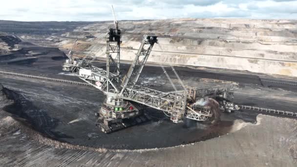 哈姆巴赫 2023年3月11日 德国一个令人印象深刻的空中拍摄一个巨大的挖掘机不知疲倦地从一个广阔的露天矿中提取褐煤 — 图库视频影像