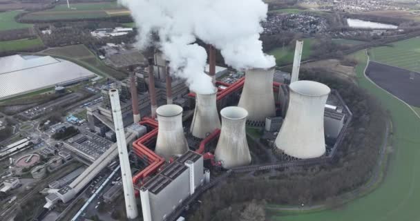 現代産業のシンボルであるニューロアス発電所の規模と複雑さを捉えた見事なドローンビデオ — ストック動画