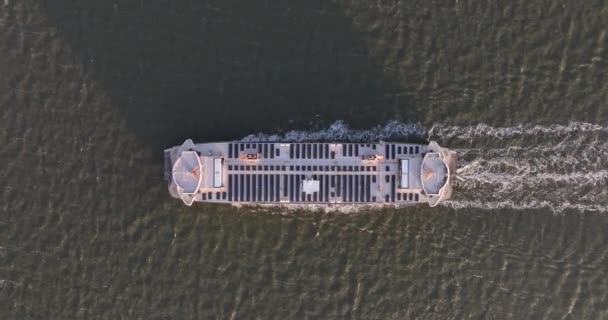 Drone Envoûtant Capturant Trajet Ferry Travers Eau Libre Entre Den — Video