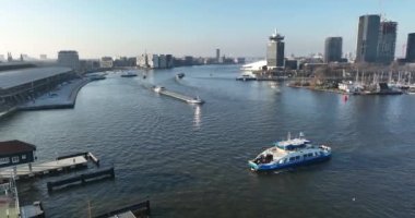 Amsterdam, 13 Şubat 2023, Hollanda 'da. Feribotlar GVB, Amsterdam toplu taşımacılık şirketi tarafından işletiliyor ve Amsterdam Noord ve