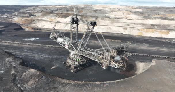 鉱山機械のドローン映像は 業界の規模と自然界への影響を強調しています — ストック動画