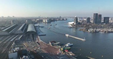 Amsterdam, 13 Şubat 2023, Hollanda 'da. Amsterdam 'ın canlı kültürel merkezini yukarıdan deneyin, hareketli şehir manzarasını ve rıhtımı bir hava aracı videosuyla gösterin..