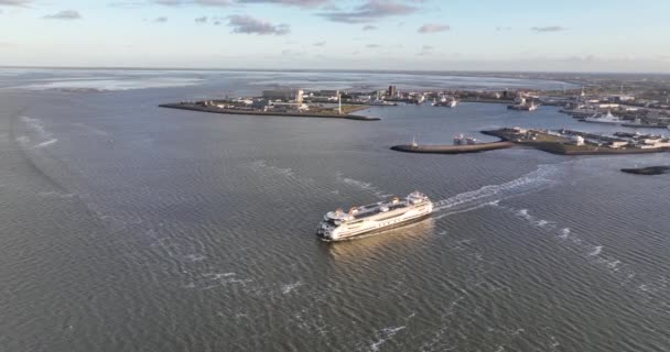 ヘルダー2023年2月26日オランダ この空中ビデオでは テソフェリーがTexelに向かって航行するように 上からワッデン海の畏敬の念を抱かせる美しさを体験してください — ストック動画