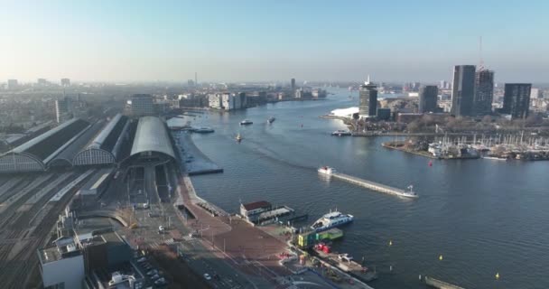 2023年2月13日 荷兰阿姆斯特丹 从上面观看充满活力的阿姆斯特丹文化中心 用一架无人驾驶飞机视频展示繁华的城市景观和海滨 — 图库视频影像