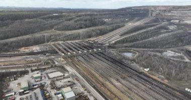 Linyit madencilik ve işleme işleminin katıksız ölçeklerini ve verimliliğini gösteren büyüleyici bir hava aracı videosu.