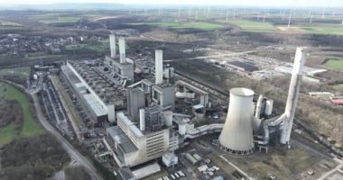Elektrik santralinin panoramik görüntüsü, iletim hatları ve güç dağıtım altyapısı.
