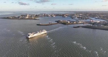 Den Helder, 26 Şubat 2023, Hollanda. Pürüzsüz ve modern Tekstil feribotu Wadden Denizi 'nden geçiyor. Bölgenin ana ulaşım hattı..