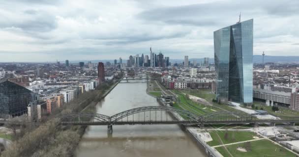 Vea Fusión Viejo Nuevo Frankfurts Skyline Con Tomas Aéreas Cinematográficas — Vídeos de Stock