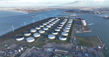 Küresel doğalgaz endüstrisinin merkez üssüne bakın. Rotterdams 'ın LNG terminali ve nakliye operasyonlarını geliştirdiğini gösteren bir hava aracı videosu var..