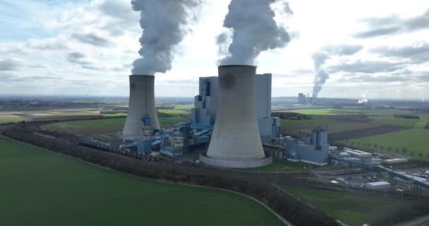飞越欧洲最大的燃煤发电厂之一Neurath及其令人敬畏的冷却塔 — 图库视频影像