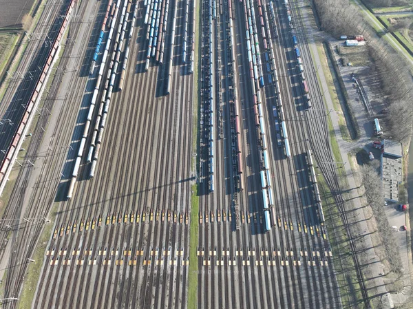 Kijfhoek 차량기지는 홀랜드 시스템에 전망을 제공하고 있으며 열차와 화물이 듯이움직이고 — 스톡 사진
