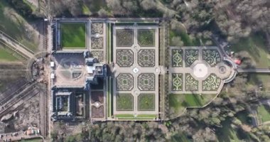 Het Loo Sarayı 'nın bu muhteşem insansız hava aracı görüntüsü ve özenle hazırlanmış bahçeleriyle görkemli ve ebedi bir zarafetle dünyayı dolaş..