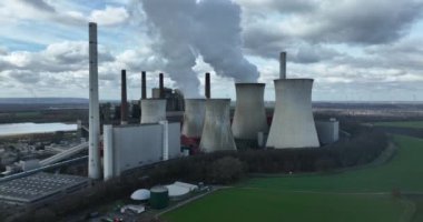 Nöropat Güç Santrallerinin soğutma kulelerinin bu nefes kesici hava görünümünde güvenli ve verimli operasyonların sağlanmasında nasıl önemli bir rol oynadığını görün..