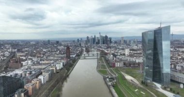 Bu canlı şehrin görüntülerini ve seslerini, yukarıdan Frankfurt 'un enerji ve ruhunu yansıtan büyüleyici bir dron videosuyla ele alalım..