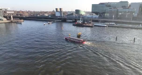 Amsterdam Şubat 2023 Hollanda Amsterdam Keşfeden Turistler Bir Şehir Kanalı — Stok video