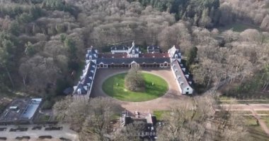 Royal Palace Het Loo 'daki ahırların büyüleyici hava görüntüleri sarayların zenginliğini ve entelektüelliğini gözler önüne seriyor..