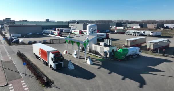2023年2月8日 ニーウゲイン オランダ ロランデLng基地とトラックがエコフレンドリーに給油されていく様子を ドローン映像で未来のクリーンエネルギー輸送をご覧ください — ストック動画
