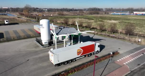 Nieuwegein February 2023 Netherlands 飞越Nieuwegeins工业区 见证Rolande Lng加油站的创新 该加油站为使用可持续燃料的Post Nl卡车提供动力 — 图库视频影像