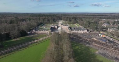 Paleis Het Loo 'nun görkemine ve zarafetine eşsiz bir hava perspektifinden bakın. Barok mimarisini ve geniş bahçelerini gözler önüne seriyor..
