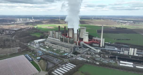 ドイツのための電力を生産し 大規模な褐炭火力発電所の内部の動作を明らかに壮大なドローンショット — ストック動画