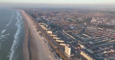 Gün batımında Zandvoort sahilinin nefes kesen insansız hava araçları rahatlama ve sükunet hissi uyandırıyor..