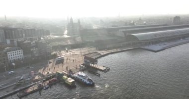 Amsterdam, 13 Şubat 2023, Hollanda 'da. Amsterdam merkez istasyonunda toplu taşıma feribotu. Yolcu taşımacılığı.