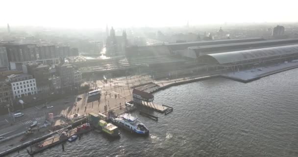 Amszterdam 2023 Február Hollandia Tömegközlekedési Komp Amszterdam Központi Pályaudvarán Személyszállítás — Stock videók