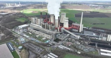 Grevenbroich, 11 Mart 2023, Almanya. Nöropat enerji santrali. Görkemli hava görüntüleri RWE Nörat santrallerinin Kuzey Ren-Vestfalya elektrik şebekesinde büyük ölçekli ve önemli olduğunu gösteriyor..