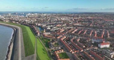 Den Helder 'in büyüleyici insansız hava aracı videosu, şehrin canlı enerjisini ve Kuzey Denizi' nin çarpıcı doğal güzelliğini yakalıyor..