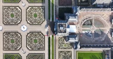 Paleis Het Loo Sarayı 'nın, bahçelerinin ve etrafındaki parkın etkileyici boyutlarını ve çetrefilli detaylarını gösteren sinematik bir başyapıt..