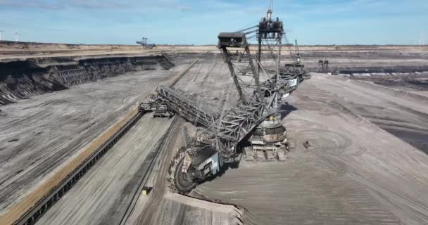 2023年3月11日 ドイツのガルツヴァイラー 軽石鉱山の上にそびえるバケットホイール掘削機の印象的な光景を目撃してください — ストック動画