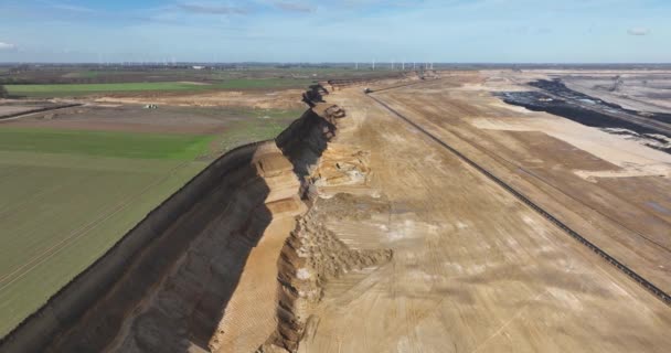 広大なオープンピットと地表の掘削を特徴とするこの素晴らしい空中映像で 軽石採掘の圧倒的な大きさを目撃してください — ストック動画