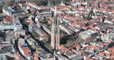 Amersfoort 'taki ikonik kilisenin nefes kesici bir klibi, şehirlerin zengin tarihine ve dini önemine bir göz atma imkanı sunuyor..