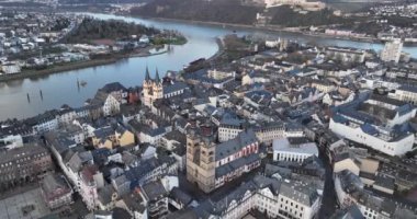 Koblenz 'in güzelliğini kuşbakışı görün, Ren Nehri boyunca şehirlerin mimarisini ve konutlarını yakalayın..