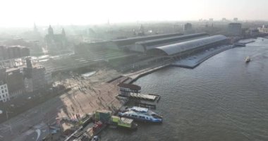 Amsterdam, 13 Şubat 2023, Hollanda 'da. Amsterdam Merkez İstasyonu 'nun büyüleyici insansız hava aracı görüntüleri, bu hareketli ulaşım merkezinden geçen farklı kalabalıkları gösteriyor.