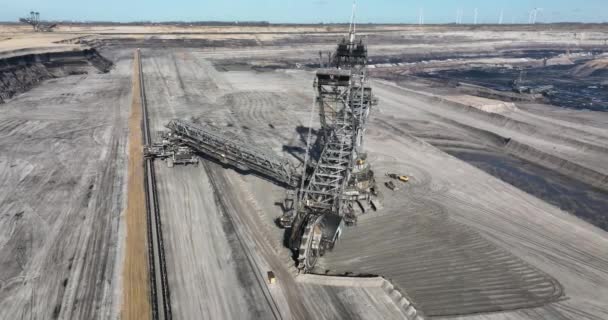 德国一个褐煤矿中一辆巨型砂轮挖掘机的史诗般的无人驾驶镜头 捕捉到了这一技术奇迹的威力和效率 — 图库视频影像