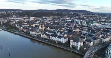 Koblenz 'in eski şehrinin ihtişamına tanık olun. Hava aracı videosu çarpıcı mimarisini ve görkemli çevresini görüntülüyor..