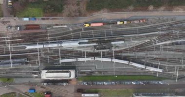 Raylardan ve atölyelerden oluşan gizli bir dünya. Metro ve tramvay araçlarının bakımının yapıldığı ve sorunsuz ve güvenli bir şekilde çalışmalarını sağlayan bir dünya..