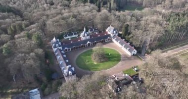 Royal Palace Het Loo 'daki ahırların büyüleyici hava görüntüleri sarayların zenginliğini ve entelektüelliğini gözler önüne seriyor..