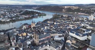 Koblenz 'in eski kasabasının nefes kesici hava görüşü bu güzel ve tarihi şehrin eşsiz ve çarpıcı manzarasını sunuyor..