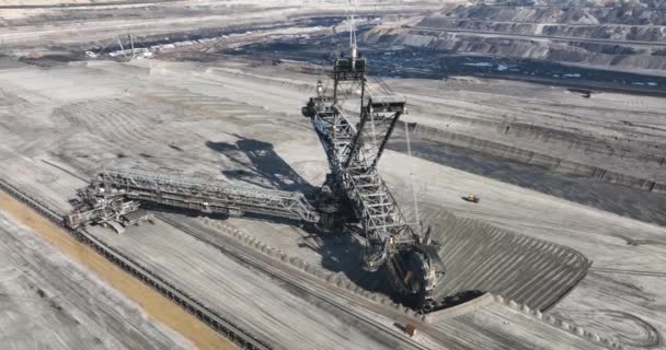 2023年3月11日 ドイツのガルツヴァイラー ライト鉱山に座っている大規模なRwe掘削機の鳥の目のビューは 環境への会社の影響の強力なシンボル — ストック動画