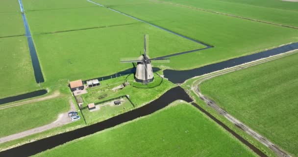 Dron Rejestruje Kultowy Obraz Tradycyjnego Holenderskiego Wiatraka Pracującego Nad Utrzymaniem — Wideo stockowe