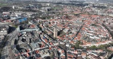 Amersfoorts 'un eşsiz ortaçağ şehir duvarları ve tahkimatları zengin tarihini gözler önüne seriyor..
