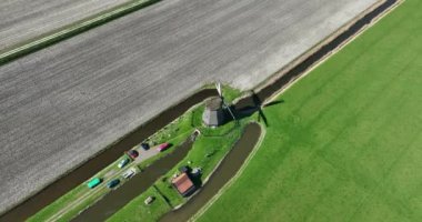 Video izleyiciyi pastoral güzellik dünyasına ve yel değirmeni enerjisiyle çalışan eski geleneğe götürüyor..