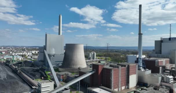 莱茵霍芬发电厂及其周边地区令人惊叹的空中景观凸显了它在区域能源生产中的重要作用 — 图库视频影像