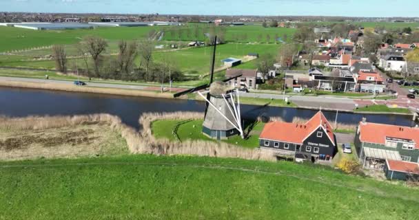 オランダの風車の魅惑的なビデオ オランダの遺産と持続可能な水管理のアイコン ポーランド人から運河への水の汲み上げ — ストック動画