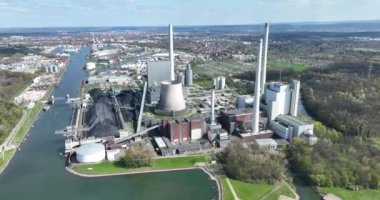 Yüksek bacalardan karmaşık boru hatlarına kadar bu drone videosu Ren limanındaki Karlsruhe elektrik santralinin etkileyici mühendisliğini yakalıyor..